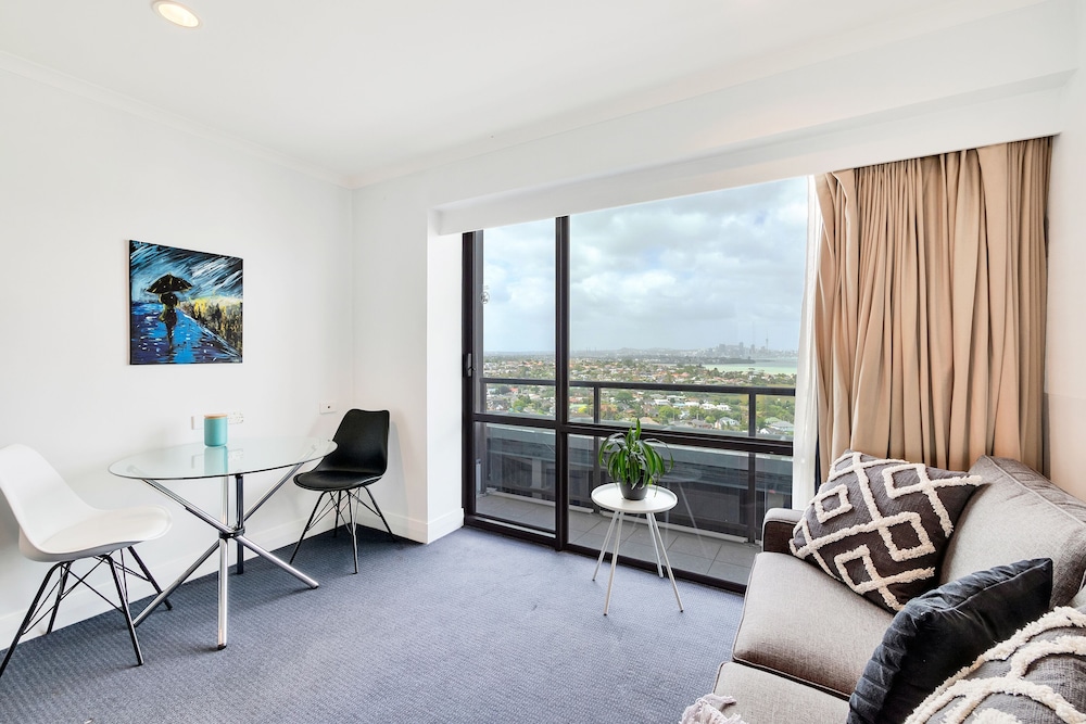 sea city views takapuna studio w carpark