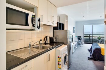 sea city views takapuna studio w carpark