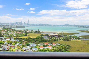 sea city views takapuna studio w carpark