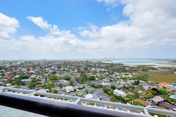 sea city views takapuna studio w carpark