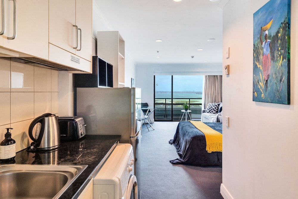 sea city views takapuna studio w carpark