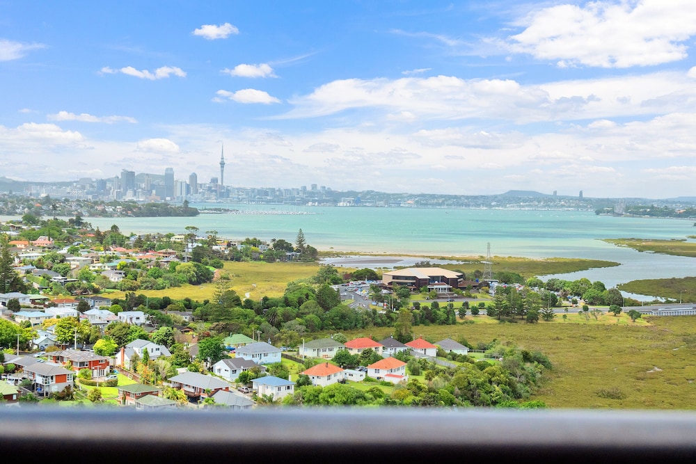 sea city views takapuna studio w carpark