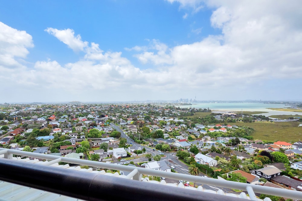 sea city views takapuna studio w carpark