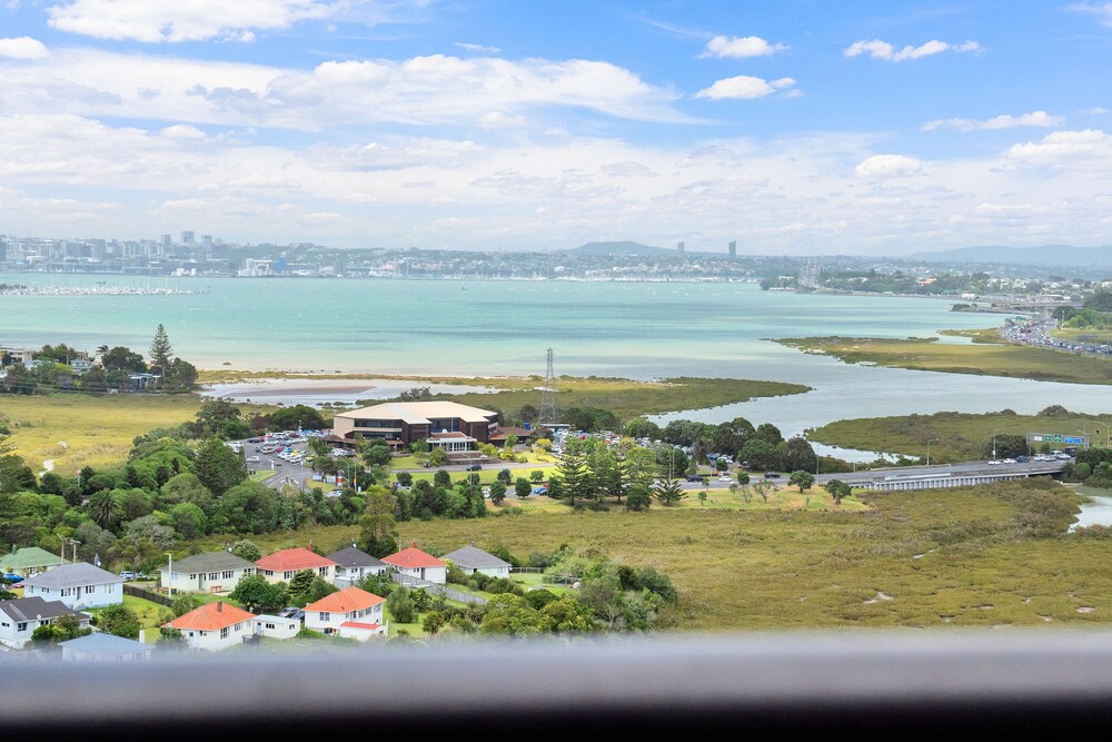 sea city views takapuna studio w carpark
