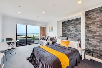 sea city views takapuna studio w carpark