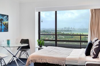 sea city views takapuna studio w carpark