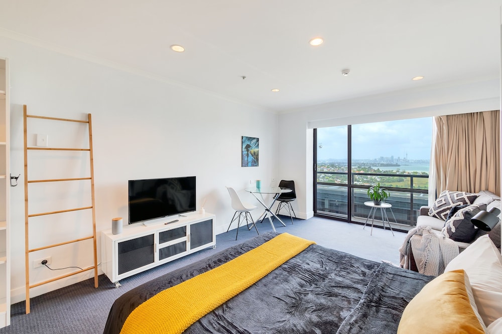 sea city views takapuna studio w carpark