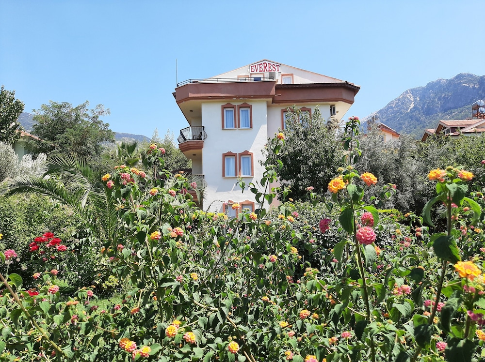 everest apart hotel