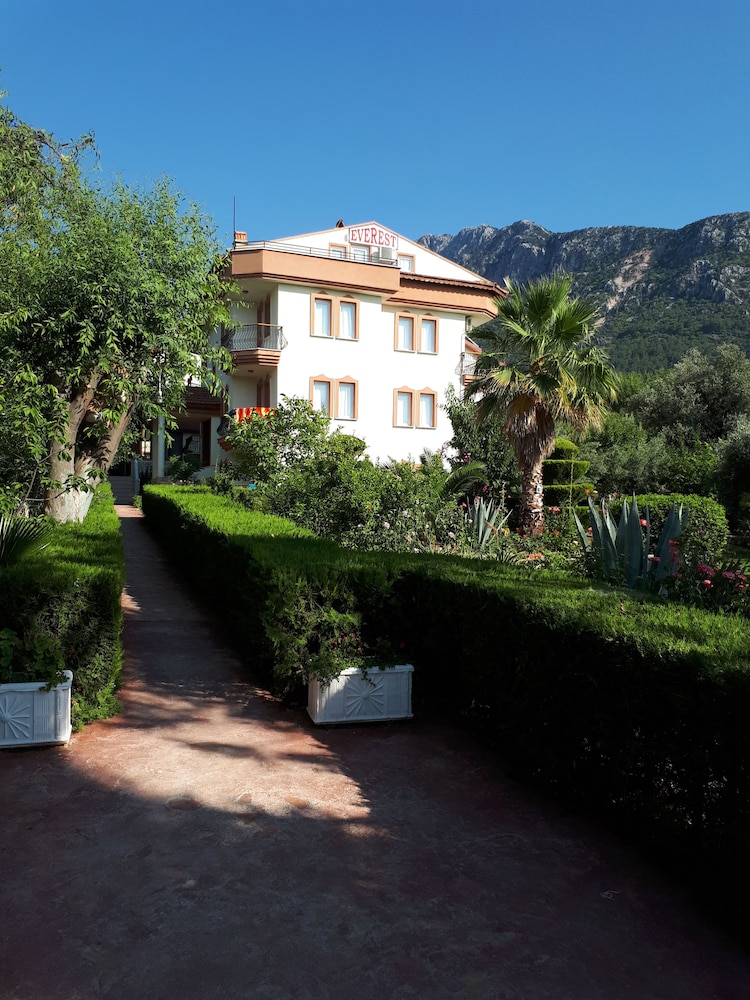 everest apart hotel