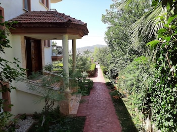 everest apart hotel