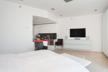 sea view luxury w balcony hayarkon 78