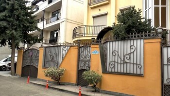 villa courtyard