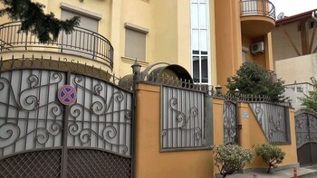 villa courtyard