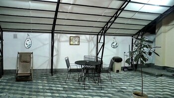 villa courtyard