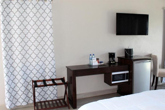 barefoot caye caulker hotel