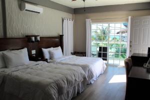 barefoot caye caulker hotel
