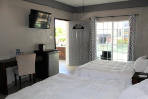 barefoot caye caulker hotel