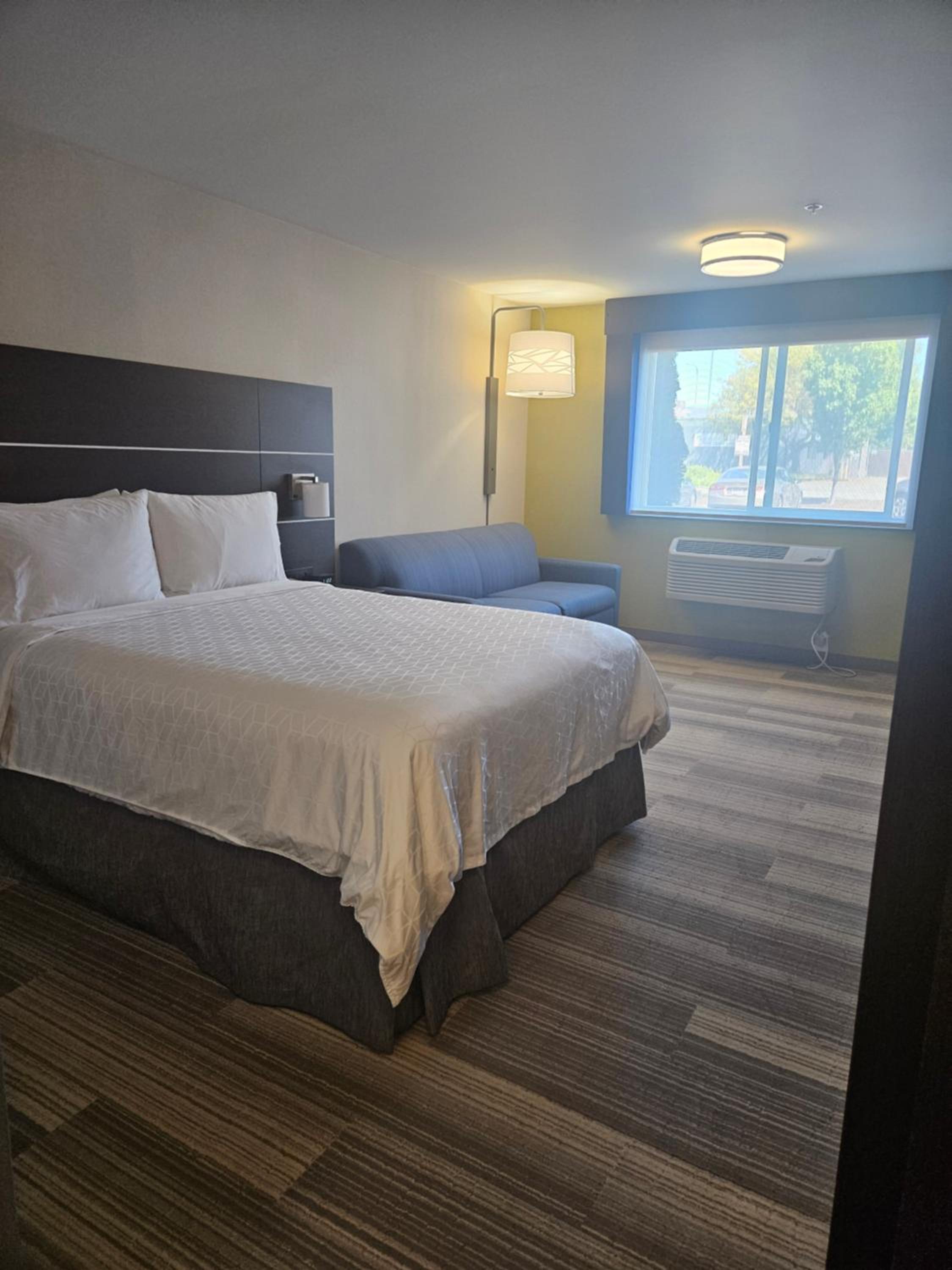 holiday inn express and suites burlington by ihg