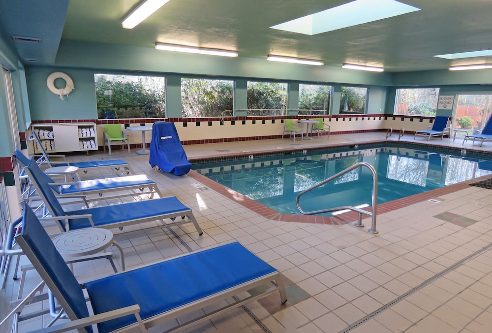 holiday inn express and suites burlington by ihg