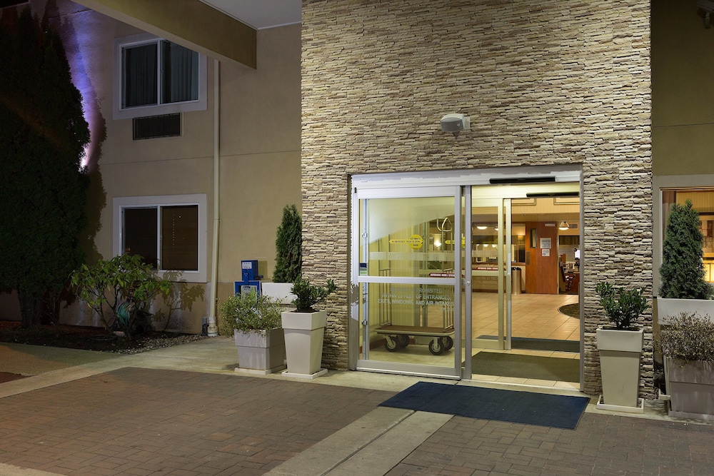 holiday inn express and suites burlington by ihg