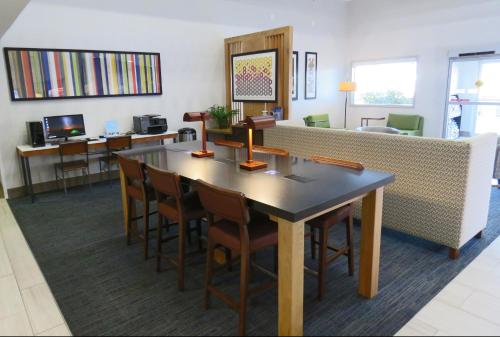 holiday inn express and suites burlington by ihg
