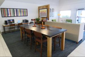 holiday inn express and suites burlington by ihg