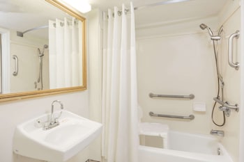 days inn by wyndham biloxi beach