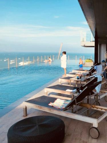 the base pattaya by feng
