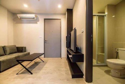 the base pattaya by feng