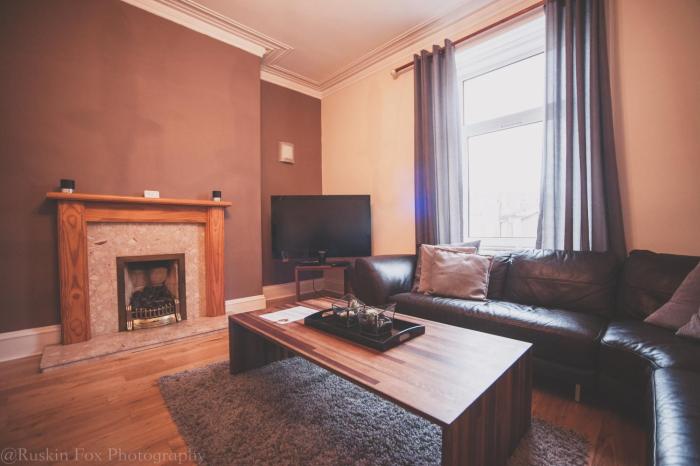 stylish and spacious two bed in aberdeens west end