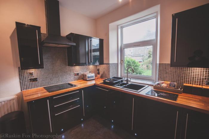 stylish and spacious two bed in aberdeens west end