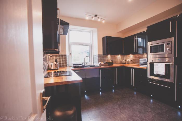stylish and spacious two bed in aberdeens west end