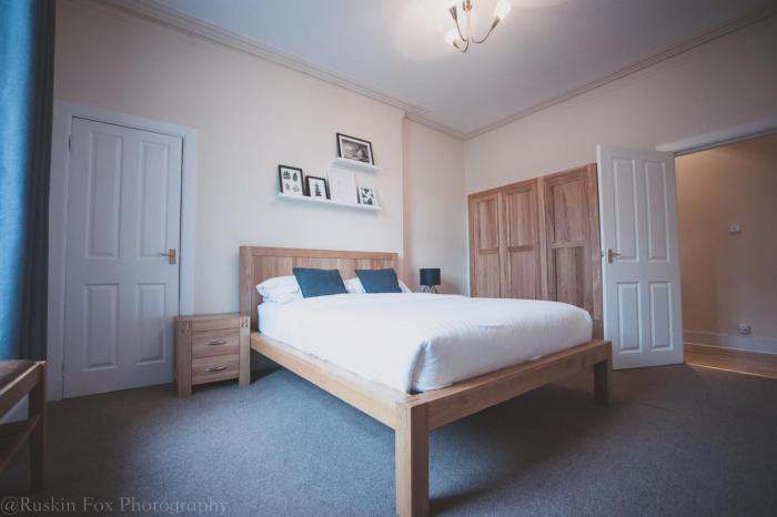 stylish and spacious two bed in aberdeens west end