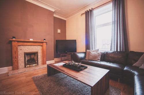stylish and spacious two bed in aberdeens west end