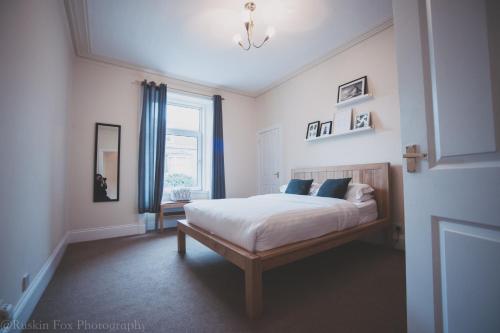 stylish and spacious two bed in aberdeens west end
