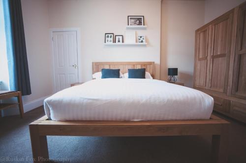 stylish and spacious two bed in aberdeens west end