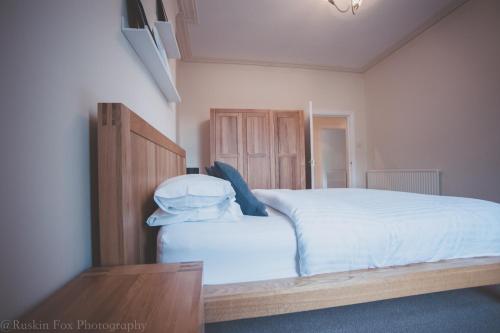 stylish and spacious two bed in aberdeens west end