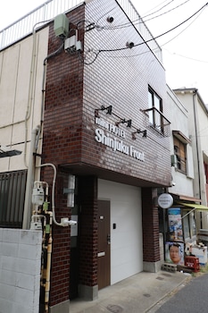 mini hotel shinjuku front 101