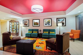 la quinta inn and suites elkview charleston ne