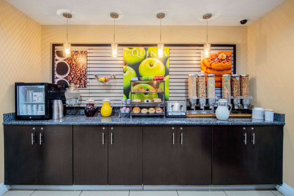 La Quinta Inn & Suites Elkview - Charleston Ne,,3 star