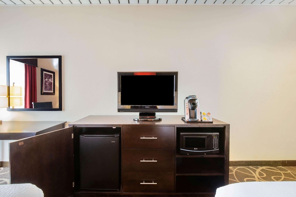La Quinta Inn & Suites Elkview - Charleston Ne,,3 star