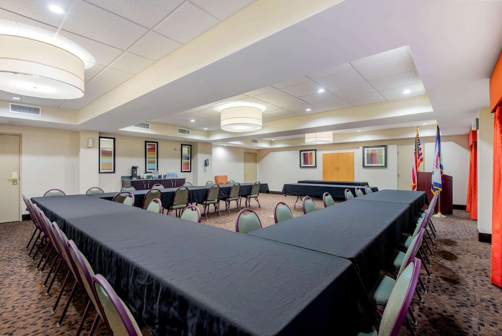 La Quinta Inn & Suites Elkview - Charleston Ne,,3 star