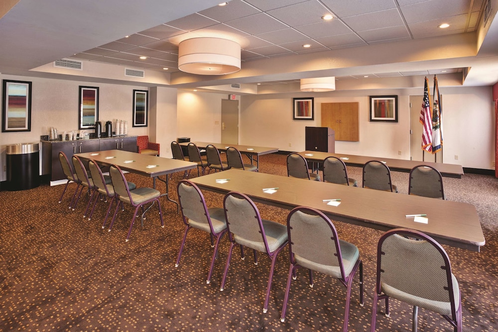 La Quinta Inn & Suites Elkview - Charleston Ne,,3 star