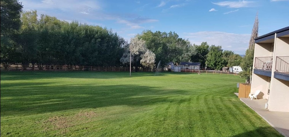 red arrow inn and suites