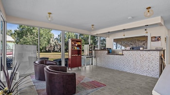 Red Arrow Inn & Suites,,3 star