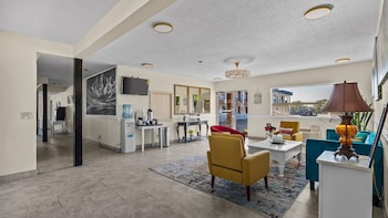 Red Arrow Inn & Suites,,3 star