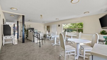 Red Arrow Inn & Suites,,3 star