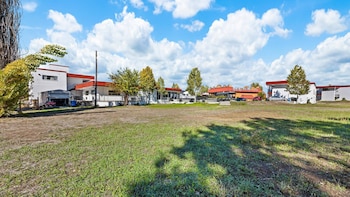 red arrow inn and suites