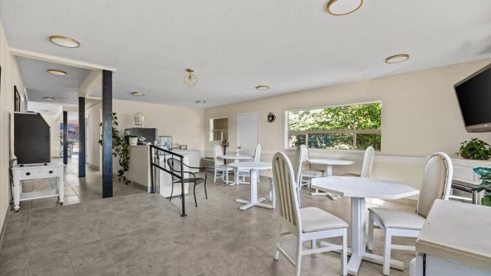 red arrow inn and suites