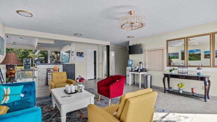 red arrow inn and suites